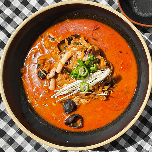 [NEW] Korean spicy seafood noodle soup (jjampong) meal kit (contains pork) 390g soup + 230g noodle total 620g / 1.37lb