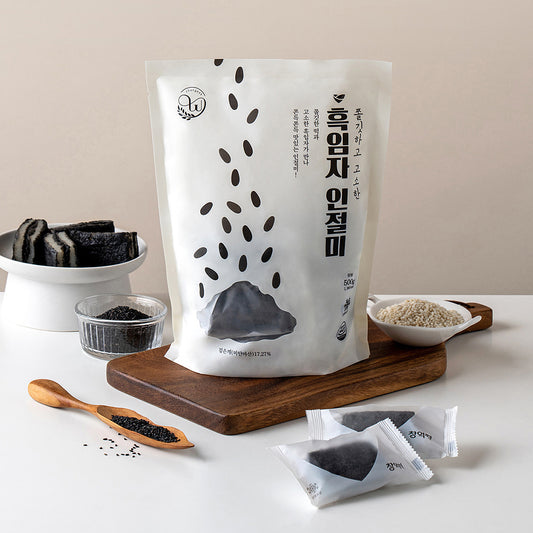 Individual packs of black sesame injeolmi (rice cake) 500g / 1.10lb